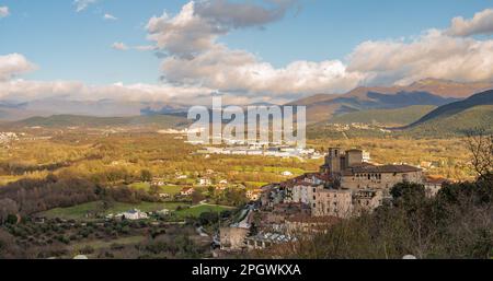 Macchia d'Isernia ist eine italienische Stadt mit 1.008 Einwohnern in der Provinz Isernia in Molise. Die wichtigsten Denkmäler sind die baroniale Burg D. Stockfoto