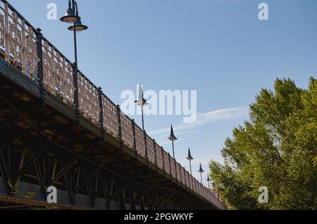 Eisenbrücke über den Fluss Ebro durch Logroño, spanien Stockfoto