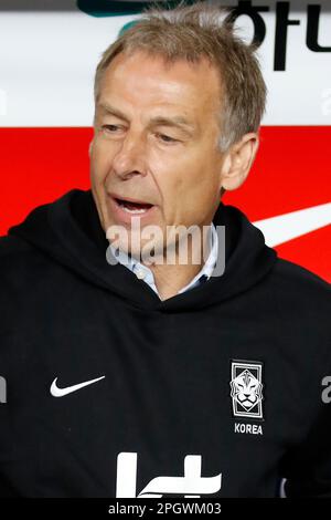 Ulsan, Gyeongnam, Südkorea. 24. März 2023. 24. März 2023 – Ulsan, Südkorea-Südkoreas neuer Cheftrainer Juergen Klinsmann schaut auf das internationale Freundschaftsspiel zwischen Südkorea und Kolumbien im Ulsan Munsu Fußballstadion am 24. März 2023 in Ulsan, Südkorea. (Kreditbild: © Ryu Seung-Il/ZUMA Press Wire) NUR REDAKTIONELLE VERWENDUNG! Nicht für den kommerziellen GEBRAUCH! Stockfoto