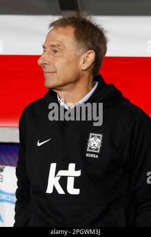 Ulsan, Gyeongnam, Südkorea. 24. März 2023. 24. März 2023 – Ulsan, Südkorea-Südkoreas neuer Cheftrainer Juergen Klinsmann schaut auf das internationale Freundschaftsspiel zwischen Südkorea und Kolumbien im Ulsan Munsu Fußballstadion am 24. März 2023 in Ulsan, Südkorea. (Kreditbild: © Ryu Seung-Il/ZUMA Press Wire) NUR REDAKTIONELLE VERWENDUNG! Nicht für den kommerziellen GEBRAUCH! Stockfoto