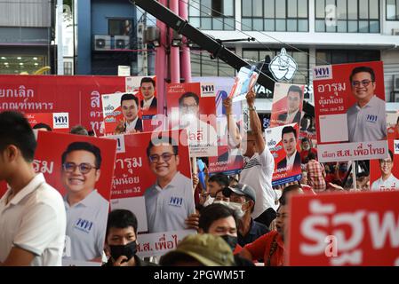 Bangkok, Thailand. 24. März 2023. Anhänger, die während einer Wahlkampfveranstaltung im Stadion One, Banthadthong Road, Pathum Wan District ein Gesichtszeichen des Kandidaten der Pheu Thai Party für das Repräsentantenhaus in der Hand hatten. (Foto von Teera Noisakran/Pacific Press) Kredit: Pacific Press Media Production Corp./Alamy Live News Stockfoto