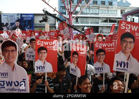 Bangkok, Thailand. 24. März 2023. Anhänger, die während einer Wahlkampfveranstaltung im Stadion One, Banthadthong Road, Pathum Wan District ein Gesichtszeichen des Kandidaten der Pheu Thai Party für das Repräsentantenhaus in der Hand hatten. (Foto von Teera Noisakran/Pacific Press) Kredit: Pacific Press Media Production Corp./Alamy Live News Stockfoto