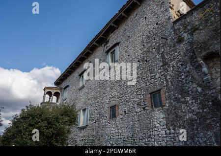 Die Burg nimmt einen großen Teil des alten Dorfes ein. Es wurde um 1100 von Clementina erbaut, Tochter von Roger II. Norman, König von Sizilien. Stockfoto