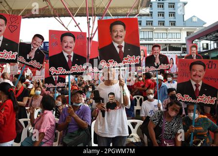 Bangkok, Thailand. 24. März 2023. Anhänger, die während einer Wahlkampfveranstaltung im Stadion One, Banthadthong Road, Pathum Wan District ein Gesichtszeichen des Kandidaten der Pheu Thai Party für das Repräsentantenhaus in der Hand hatten. (Foto von Teera Noisakran/Pacific Press) Kredit: Pacific Press Media Production Corp./Alamy Live News Stockfoto