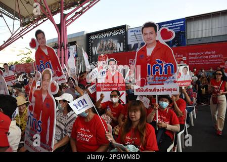 Bangkok, Thailand. 24. März 2023. Anhänger, die während einer Wahlkampfveranstaltung im Stadion One, Banthadthong Road, Pathum Wan District ein Gesichtszeichen des Kandidaten der Pheu Thai Party für das Repräsentantenhaus in der Hand hatten. (Foto von Teera Noisakran/Pacific Press) Kredit: Pacific Press Media Production Corp./Alamy Live News Stockfoto