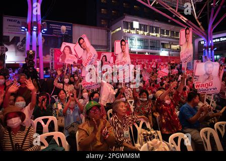 Bangkok, Thailand. 24. März 2023. Unterstützer, die während einer Wahlkampfveranstaltung im Stadion One, Banthadthong Road, Pathum Wan District, Bangkok, Thailand, mit einem Gesichtszeichen des Kandidaten der Pheu Thai Party für das Repräsentantenhaus in der Hand gehalten haben, Am 24. März 2022. (Foto von Teera Noisakran/Pacific Press) Kredit: Pacific Press Media Production Corp./Alamy Live News Stockfoto