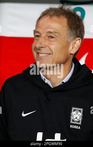 Ulsan, Gyeongnam, Südkorea. 24. März 2023. 24. März 2023 – Ulsan, Südkorea-Südkoreas neuer Cheftrainer Juergen Klinsmann schaut auf das internationale Freundschaftsspiel zwischen Südkorea und Kolumbien im Ulsan Munsu Fußballstadion am 24. März 2023 in Ulsan, Südkorea. (Kreditbild: © Ryu Seung-Il/ZUMA Press Wire) NUR REDAKTIONELLE VERWENDUNG! Nicht für den kommerziellen GEBRAUCH! Stockfoto