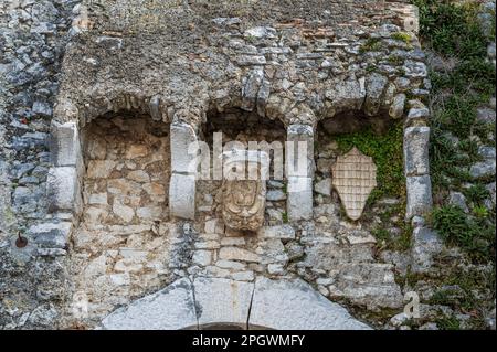 Die Burg nimmt einen großen Teil des alten Dorfes ein. Es wurde um 1100 von Clementina erbaut, Tochter von Roger II. Norman, König von Sizilien. Stockfoto