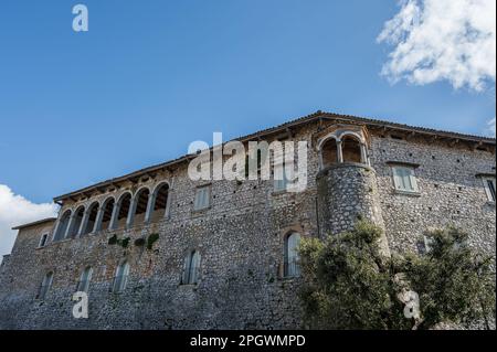 Die Burg nimmt einen großen Teil des alten Dorfes ein. Es wurde um 1100 von Clementina erbaut, Tochter von Roger II. Norman, König von Sizilien. Stockfoto