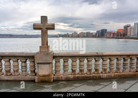 Altes Steinkreuz an der Promenade der Touristenstadt Gijon, Asturien, Spanien. Stockfoto