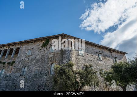 Die Burg nimmt einen großen Teil des alten Dorfes ein. Es wurde um 1100 von Clementina erbaut, Tochter von Roger II. Norman, König von Sizilien. Stockfoto