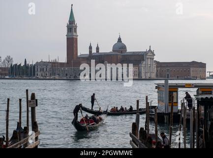 Gondoliere, die auf dem Canal Grande in San Marco, Venedig, Italien arbeiten Stockfoto