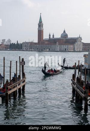 Gondoliere, die auf dem Canal Grande in San Marco, Venedig, Italien arbeiten Stockfoto