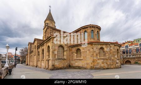 Alte Kirche San Pedro aus Stein am Meer in der hübschen Stadt Gijon, Asturien. Stockfoto