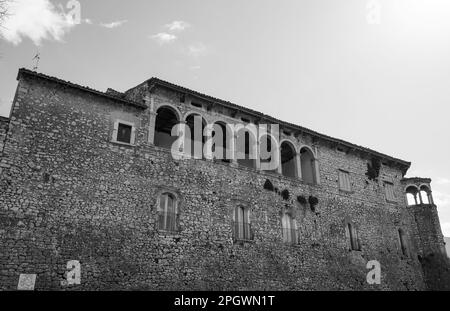 Die Burg nimmt einen großen Teil des alten Dorfes ein. Es wurde um 1100 von Clementina erbaut, Tochter von Roger II. Norman, König von Sizilien. Stockfoto