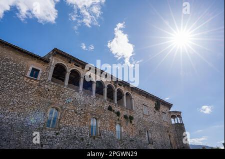 Die Burg nimmt einen großen Teil des alten Dorfes ein. Es wurde um 1100 von Clementina erbaut, Tochter von Roger II. Norman, König von Sizilien. Stockfoto