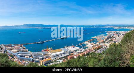 Panoramablick über Gibraltar - ein britisches Überseegebiet, und Spanien über die Bucht von Gibraltar Stockfoto