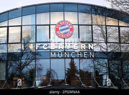 München, Deutschland. 24. März 2023. Das FC Bayern Logo ist am Gebäude des FC Bayern München Clubgeländes in der Säbener Straße zu sehen. Der FC Bayern München hat die Trennung von Trainer Nagelsmann bestätigt. Kredit: Felix Hörhqger/dpa/Alamy Live News Stockfoto