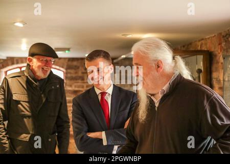 Mark Harper MP für den Wald von Dean und Secretary of State for Transport führt das Dean Heritage Centre Management Mark George und Iain Baird Stockfoto