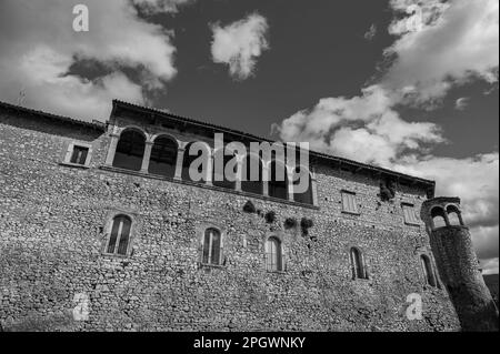 Die Burg nimmt einen großen Teil des alten Dorfes ein. Es wurde um 1100 von Clementina erbaut, Tochter von Roger II. Norman, König von Sizilien. Stockfoto