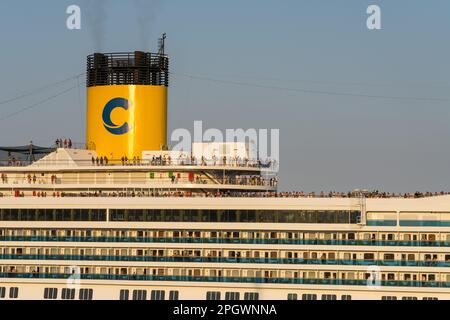 Buenos Aires, Argentinien - 6. Februar 2023: Decks des Kreuzfahrtschiffs Costa Fortuna, das am frühen Abend vom Hafen ablegt Stockfoto