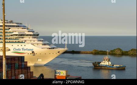 Buenos Aires, Argentinien - 6. Februar 2023: Costa Fortuna Kreuzfahrtschiff verlässt den Hafen am frühen Abend Stockfoto