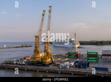 Buenos Aires, Argentinien - 6. Februar 2023: Costa Fortuna Kreuzfahrtschiff verlässt den Hafen am frühen Abend Stockfoto