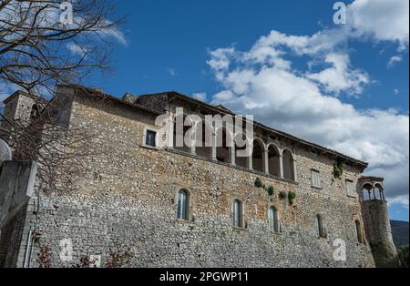 Die Burg nimmt einen großen Teil des alten Dorfes ein. Es wurde um 1100 von Clementina erbaut, Tochter von Roger II. Norman, König von Sizilien. Stockfoto