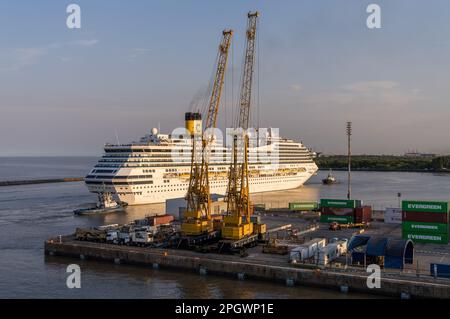 Buenos Aires, Argentinien - 6. Februar 2023: Costa Fortuna Kreuzfahrtschiff verlässt den Hafen am frühen Abend Stockfoto