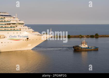 Buenos Aires, Argentinien - 6. Februar 2023: Costa Fortuna Kreuzfahrtschiff verlässt den Hafen am frühen Abend Stockfoto