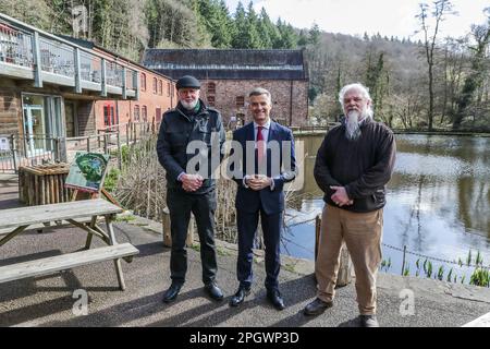 Mark Harper MP für den Wald von Dean und Secretary of State for Transport führt das Dean Heritage Centre Management Mark George und Iain Baird Stockfoto
