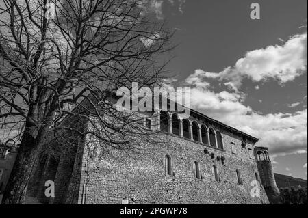 Die Burg nimmt einen großen Teil des alten Dorfes ein. Es wurde um 1100 von Clementina erbaut, Tochter von Roger II. Norman, König von Sizilien. Stockfoto