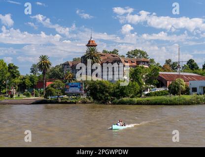 Tigre, Argentinien - 7. Februar 2023: Ruderclub Club de Regattas La Marina im Parana Delta Stockfoto