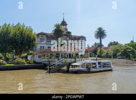 Tigre, Argentinien - 7. Februar 2023: Ruderclub Club de Regattas La Marina im Parana Delta Stockfoto