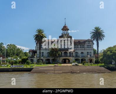 Tigre, Argentinien - 7. Februar 2023: Ruderclub Club de Regattas La Marina im Parana Delta Stockfoto