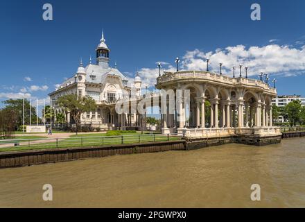 Tigre, Argentinien - 7. Februar 2023: Kunstvolle Fassade und Eingang zum Museo de Arte Tigre Stockfoto