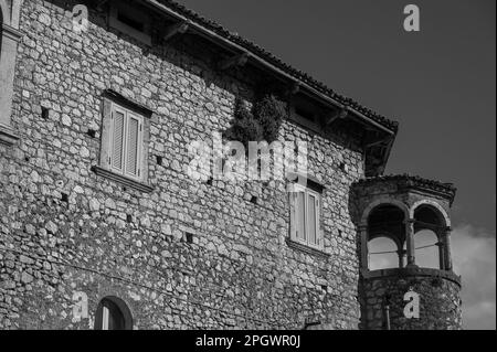 Die Burg nimmt einen großen Teil des alten Dorfes ein. Es wurde um 1100 von Clementina erbaut, Tochter von Roger II. Norman, König von Sizilien. Stockfoto