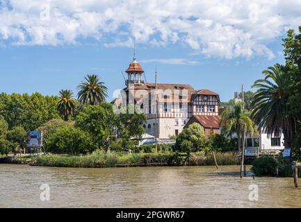 Tigre, Argentinien - 7. Februar 2023: Ruderclub Club de Regattas La Marina im Parana Delta Stockfoto