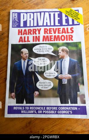 Die königlichen Brüder Prince Harry und Prince William sprechen auf dem Titelblatt des Satirical Magazins Private Eye, Februar-Ausgabe 2023 London UK Stockfoto