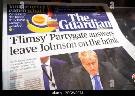 „Flimsy“ Partygate Answers Leave Johnson on the Brink“ Guardian Schlagzeile Boris Johnson Titelseite am 23. März 2023 London Großbritannien Großbritannien Stockfoto