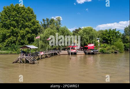 Tigre, Argentinien - 7. Februar 2023: Brahma Bar und Restaurant Landing Stage und Tische im Parana Delta Stockfoto