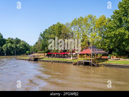 Tigre, Argentinien - 7. Februar 2023: Sport- und Gesellschaftsclub Recreo el Alcazar im Parana Delta mit Badestrand Stockfoto