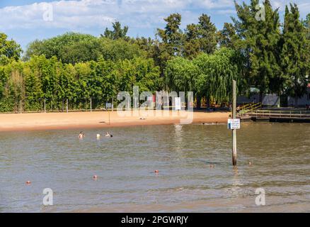 Tigre, Argentinien - 7. Februar 2023: Sport- und Gesellschaftsclub Recreo el Alcazar im Parana Delta mit Badestrand Stockfoto