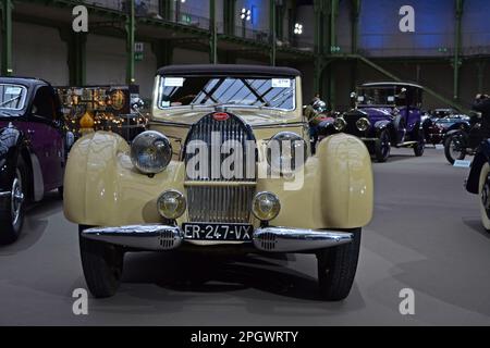 Paris, Frankreich - 4. Februar 2020: Bonhams 2020 im Grand Palais in Paris. Schwerpunkt auf Los 279: 1939 Bugatti Typ 57C Stelvio Cabriolet. Stockfoto