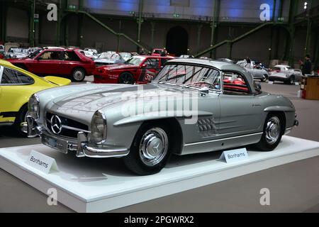 Paris, Frankreich - 4. Februar 2020: Bonhams 2020 im Grand Palais in Paris. Konzentrieren Sie sich auf ein graues Hardtop mit 1963 Mercedes-Benz 300 SL Roadster Factory Stockfoto