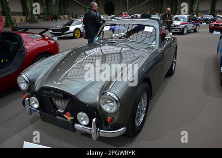 Paris, Frankreich - 4. Februar 2020: Bonhams 2020 im Grand Palais in Paris. Konzentrieren Sie sich auf einen grauen 1958 Aston Martin DB MkIII Sports Saloon. Stockfoto