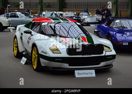 Paris, Frankreich - 4. Februar 2020: Bonhams 2020 im Grand Palais in Paris. Konzentrieren Sie sich auf einen weißen 2009/2019 MAT New Stratos Coupé. Stockfoto