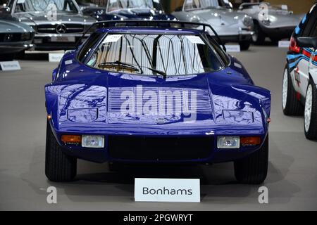 Paris, Frankreich - 4. Februar 2020: Bonhams 2020 im Grand Palais in Paris. Konzentrieren Sie sich auf ein blaues 1976 Lancia Stratos HF Stradale Coupé. Stockfoto