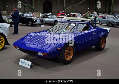 Paris, Frankreich - 4. Februar 2020: Bonhams 2020 im Grand Palais in Paris. Konzentrieren Sie sich auf ein blaues 1976 Lancia Stratos HF Stradale Coupé. Stockfoto