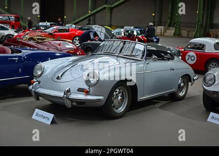 Paris, Frankreich - 4. Februar 2020: Bonhams 2020 im Grand Palais in Paris. Konzentrieren Sie sich auf einen grauen 1960 Porsche 356B 1600 Roadster. Stockfoto